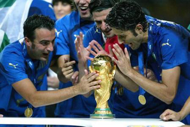 Mondiale 2006 (84).jpg - Italy's Simone Barone, Fabio Grosso and Vincenzo Iaquinta celebrate with the FIFA World Cup